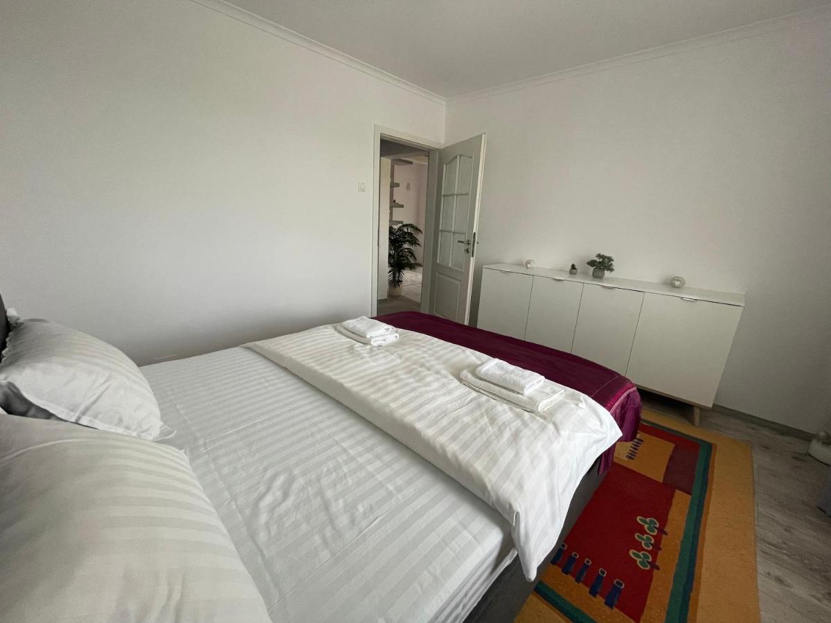 Lovely 3 Bedrooms Apartament Oradea Eksteriør billede